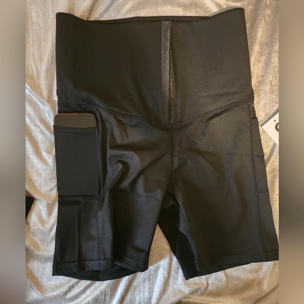 Cellphone pocket workout short Wicking pulls out sweat to keep you dry